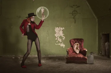 La burbuja surrealista de una mujer
