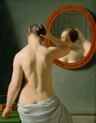 Una mujer desnuda peinándose ante un espejo