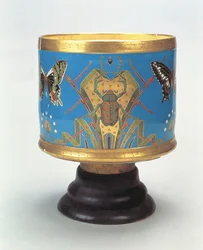 Jardinera decorada en imitación de cloisonné con escarabajos y mariposas, Minton & Co., 1867