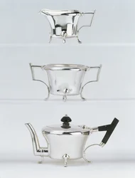 Juego de té de tres piezas, diseñado en 1878, hecho por Hukin & Heath