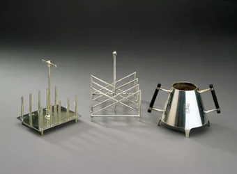 Soporte para tostadas con apoyos verticales, fabricado por Hukin & Heath, 1878; soporte para tostadas de sección triangular, fabricado por Elkington & Co., hacia 1875-88; azucarero con asa de madera ebonizada