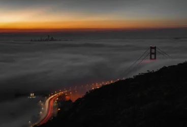 Noche con niebla en el puente Golden Gate