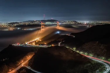 Niebla nocturna en el Golden Gate