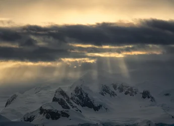 Rayos dorados sobre las montañas
