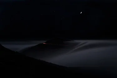Carretera de montaña en una noche brumosa
