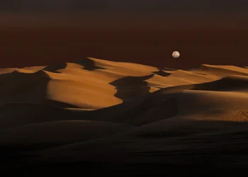 La luna sobre las dunas doradas