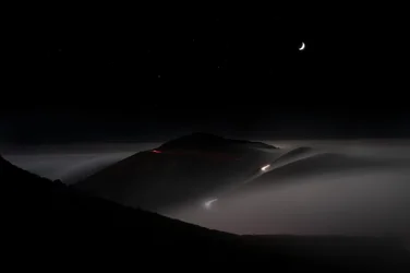 Camino de montaña a la luz de la luna