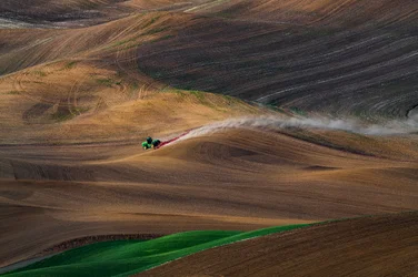Un tractor en campos ondulados
