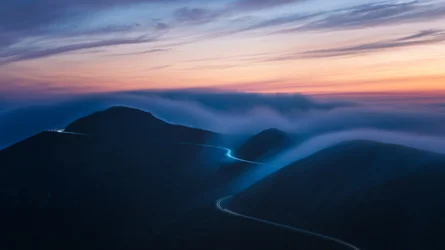 El crepúsculo de la montaña sinuosa