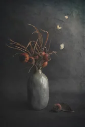 Bodegón oscuro con mariposas