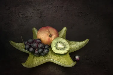 Exposición de frutas cubiertas de rocío