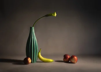 Naturaleza muerta en tonos verdes melancólicos