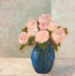 Rosas rosas en un jarrón azul