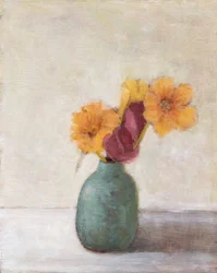 Naturaleza muerta con flores cálidas