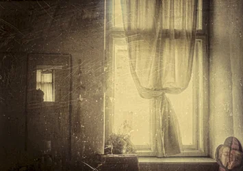 Ventana vintage bañada por el sol