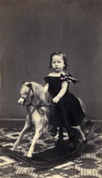 Niña en caballo de balancín, 1860s