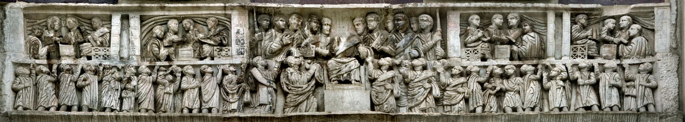 Constantino distribuyendo dinero al pueblo Liberalitas. Detalle del Arco de Constantino, 312-3