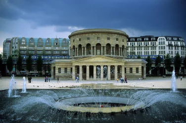 Arquitectura: Vista de la Rotonda de la Villette (Rotonda Ledoux) (1784-1789), realizada por el arquitecto Claude Nicolas Ledoux (1736-1806). París, Place de Stalingrad.