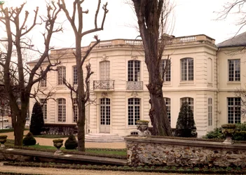 Vista del palacio de la Condesa Jeanne Becu, Condesa du Barry, amante de Luis XV