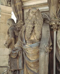 La base del Pozo de Moisés muestra a los profetas que predijeron la venida de Cristo (escultura)