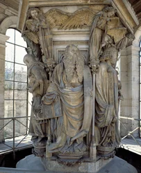 La base del Pozo de Moisés muestra a los profetas que predijeron la venida de Cristo (escultura)