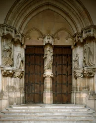 Vista del portal de la Cartuja de Champmol. Está decorado con cinco esculturas realizadas por Claus Sluter (circa 1350-1405): la Virgen, el Duque y la Duquesa de Borgoña, San Juan Bautista y Santa Margarita. 1386-1401. Dijon (Côte-d