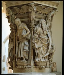Pozo de Moisés - escultura reconocida como la obra maestra del artista holandés Claus Sluter (1340-1405/6) - Arte gótico flamenco: pedestal con las representaciones de Daniel, Zacarías, Isaías (izquierda), Moisés (derecha), Jeremías y David por Claus Slute