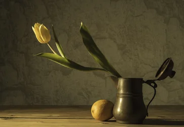 Naturaleza muerta con tulipanes amarillos