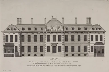 Elevación de Montague House a la corte de Great Russell Street, Holborn, c.1725 (grabado)