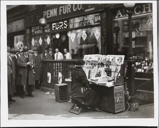 Vendedora de noticias ciega, Fannie Lyons, en su puesto en la esquina sureste de 7th Avenue y 34th Street