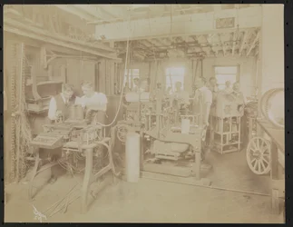 Laboratorio de películas de Dressler & Co. con hombres trabajando, Nueva York