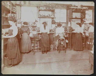 Laboratorio de películas de Empire Film Co. (posiblemente en Broadway y la calle 55) con hombres trabajando y carretes de película y cámaras
