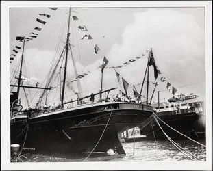 La popa del S.S. "Umbria" en el muelle, c.1900