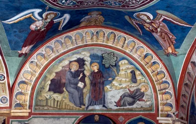 El milagro de San Plácido. San Benito de Nursia, gracias a la intervención de San Mauro, su primer discípulo, salva al joven Plácido atrapado en la corriente de un lago. Fresco por Maestro Consolo (siglo XIII) Iglesia inferior. Monasterio de San Benedetto