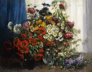 Amapolas, Crisantemos, Peonías y otras Flores Silvestres en Jarrones de Cristal