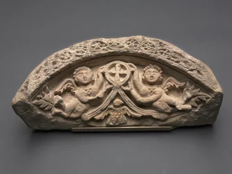 Luneta con dos ángeles sosteniendo una cruz colgante, 400s (piedra caliza)