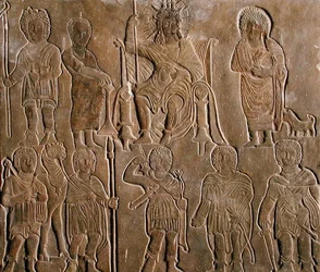 Relieve que representa a un emperador romano deificado recibiendo homenaje de nómadas egipcios