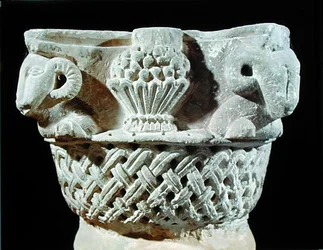 Capitel en forma de cesta con cabezas de carnero y uvas, del Monasterio de San Jeremías, Sakkara