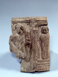 Arte copto: fragmento de tableta de marfil que representa la resurrección de Lázaro. Siglo VI d.C. París, Museo del Louvre
