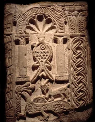 Civilización copta: fragmento de muro con altorrelieves de peces (símbolo cristiano). Siglo VI o VII d. C. Luxor, Museo de Arte Egipcio