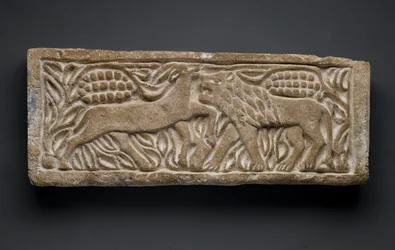 León atacando a un antílope, de Egipto