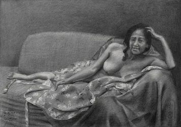 Mujer recostada y pensativa