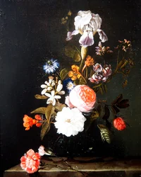 Una Naturaleza Muerta de Flores en un Jarrón sobre una Repisa