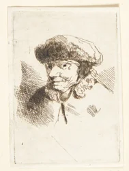 Anciana sonriente con sombrero de piel