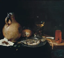 Jarra de barro, tabaco en un papel, un bollo, una pipa de arcilla blanca, un roemer, arenque en rodajas en un plato de peltre y un kometenglas en una mesa de madera parcialmente cubierta, 1664