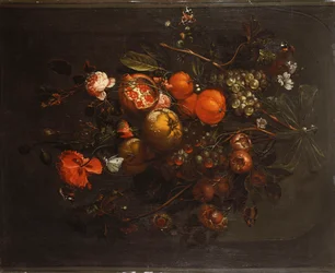 Un ramo de frutas y flores colgando de un clavo en un nicho