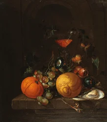 Un limón, una naranja, uvas, una ostra y una copa de vino en un estante
