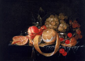 Una naturaleza muerta con un limón, uvas, cerezas y albaricoques en un plato de peltre