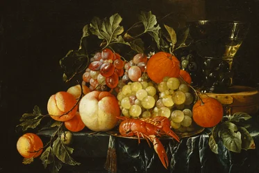 Duraznos, naranjas, uvas y langostinos en un plato de peltre y un roemer cónico en una caja en un borde parcialmente cubierto
