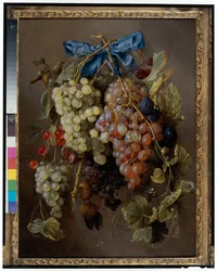 Bodegón de uvas, cerezas y ciruelas colgando de un clavo con una cinta azul
